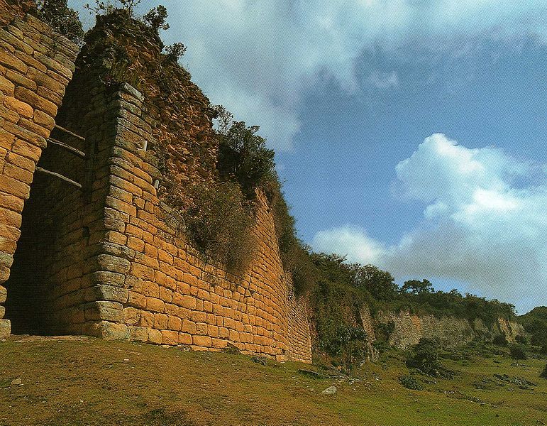 The huge walls at Kuelap